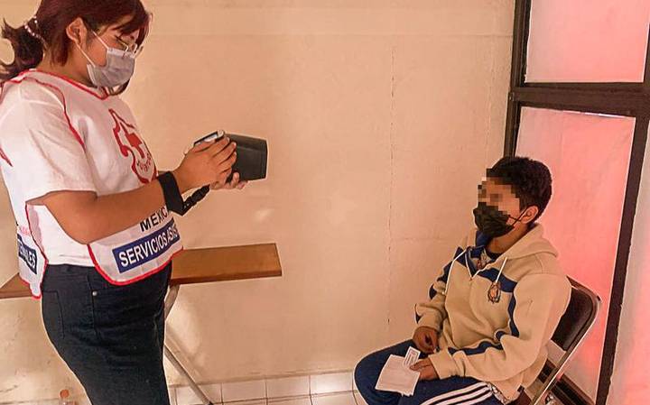 Apetatitlán entrega apoyo de lentes a ciudadanos