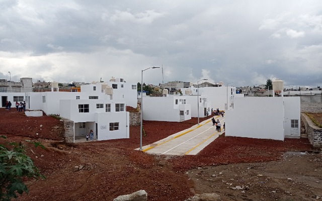 Personas que perdieron patrimonio en la explosión en San Pablo Xochimehuacan reciben nuevas casas