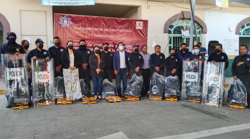 Ayuntamiento de Tetlanohcan entrega equipamiento nuevo a policías municipales