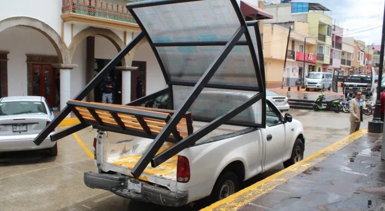 Alcalde de Contla entrega paraderos de transporte en comunidades