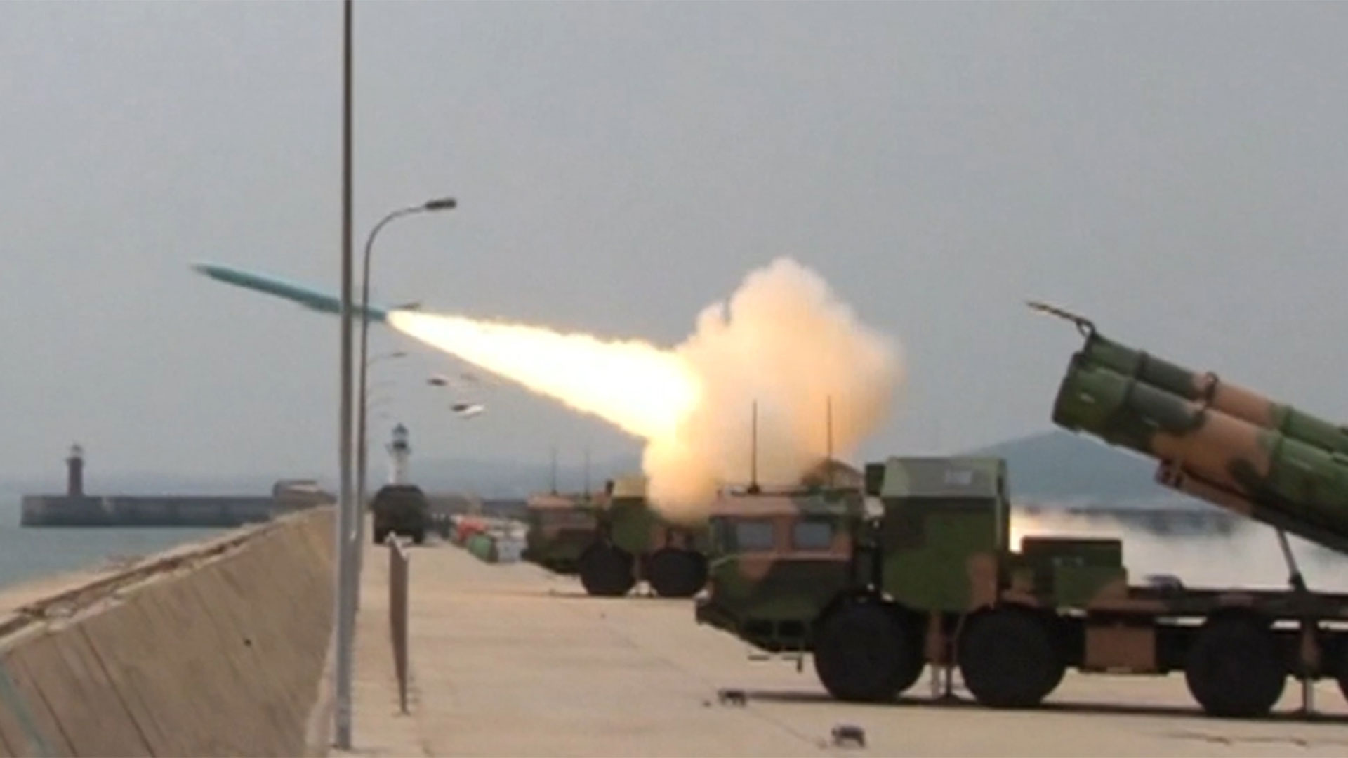 China y Taiwán realizan ejercicios militares paralelos y aumenta la tensión