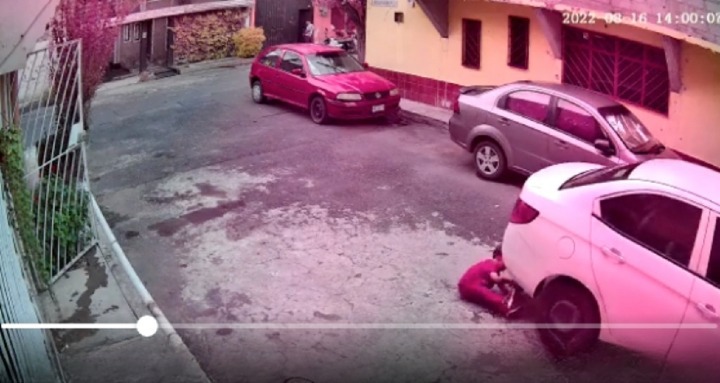 ¡Los padres ni en cuenta!, pequeño es arrollado cuando intentaba rescatar su juguete debajo de auto (VIDEO)
