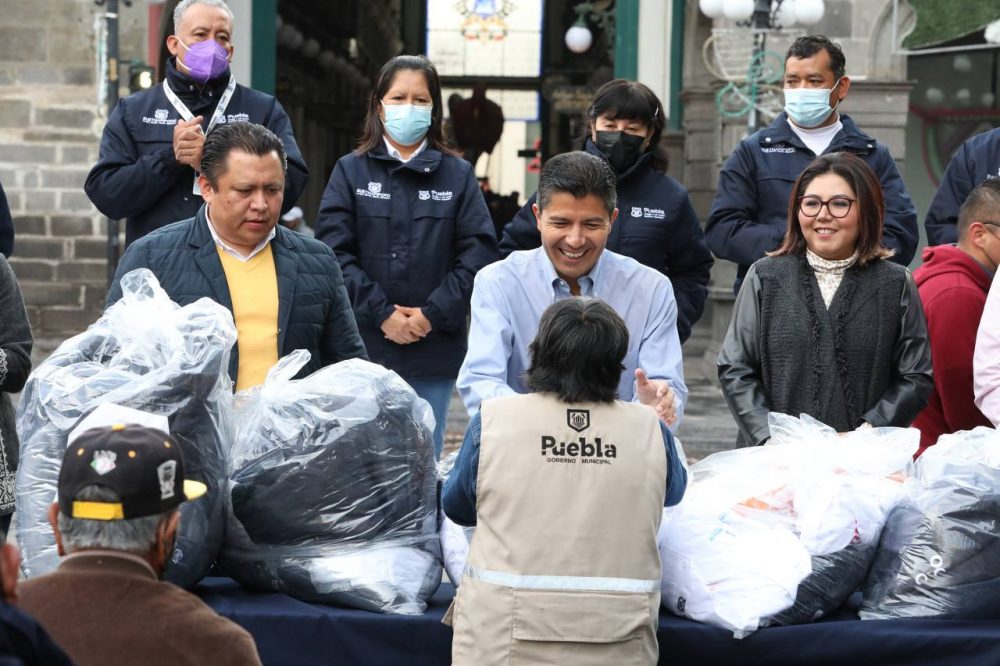 Entrega Ayuntamiento de Puebla uniformes a sindicalizados