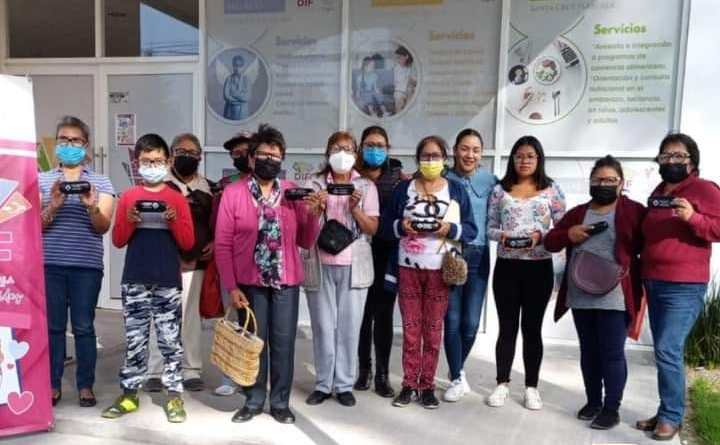 DIF de Santa Cruz Tlaxcala entrega apoyo de lentes a ciudadanos con dificultades visuales