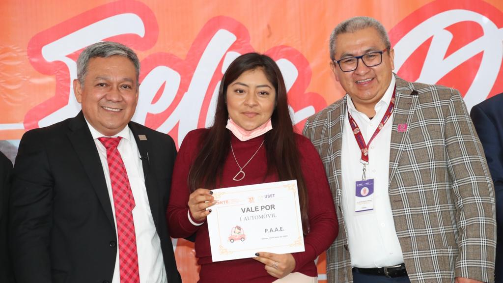 Festejan autoridades educativas y sindicales a trabajadores de apoyo y asistencia a la educación