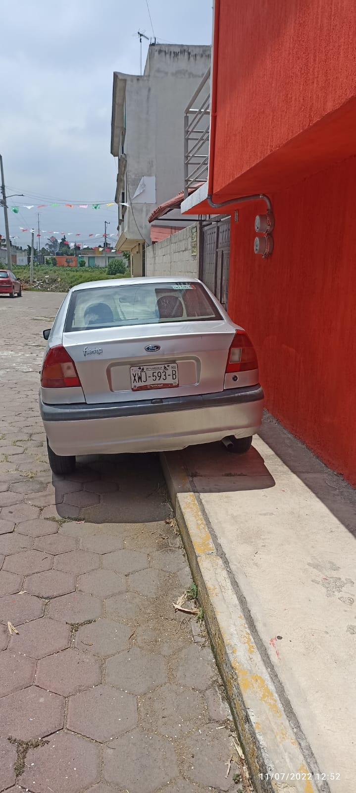 Hombres armados con un hacha roban un automóvil, en Zacatelco