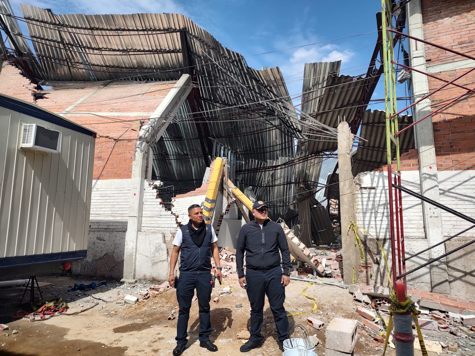 Colapsa domo de bodega y le quita la vida a una persona en CDMX