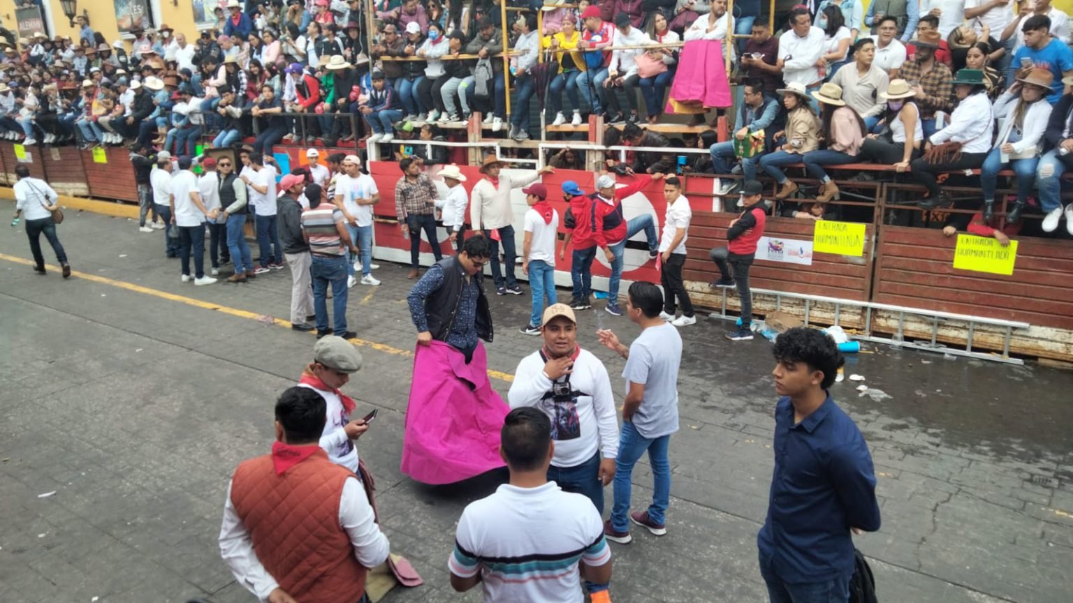 Miles de personas asisten a la Huamantlada 2022