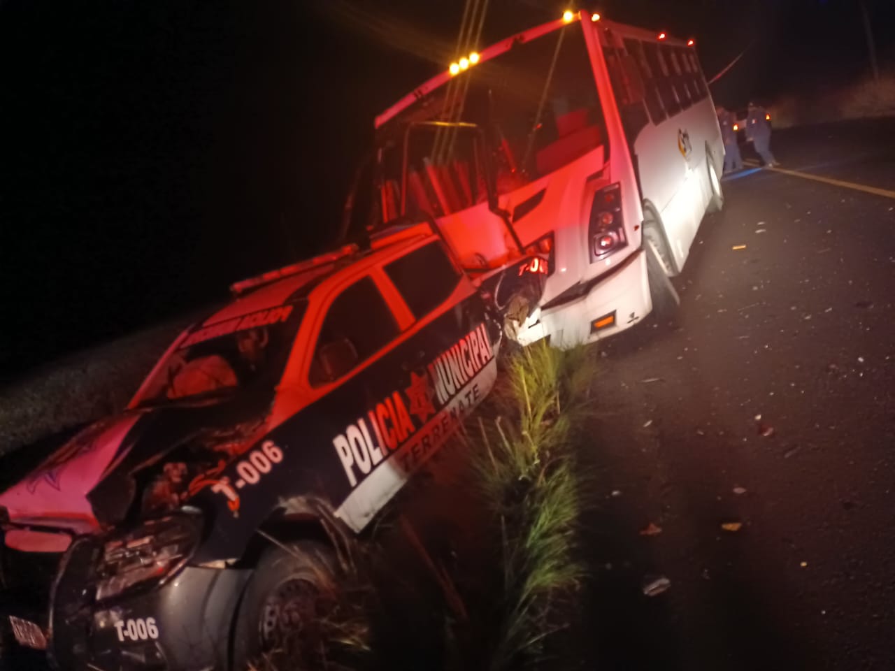 Bus de transporte de personal choca vs. patrulla sobre la Xaloztoc-Terrenate