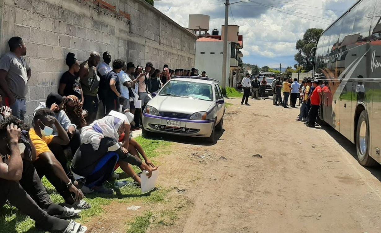Localizan a 34 migrantes en Apizaco; el operador fue detenido 