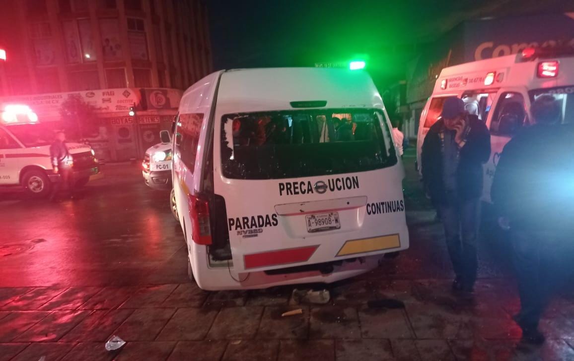Burlan cambio de semáforo y chocan contra unidad de transporte público, en Apizaco