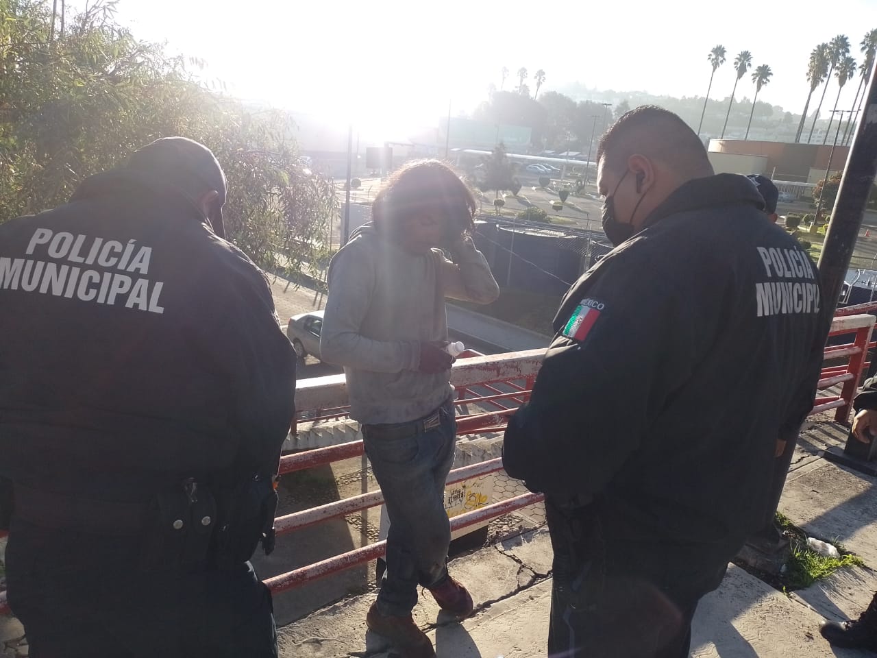 Policía Capitalina salvaguarda vida de una persona que subió al Puente Rojo