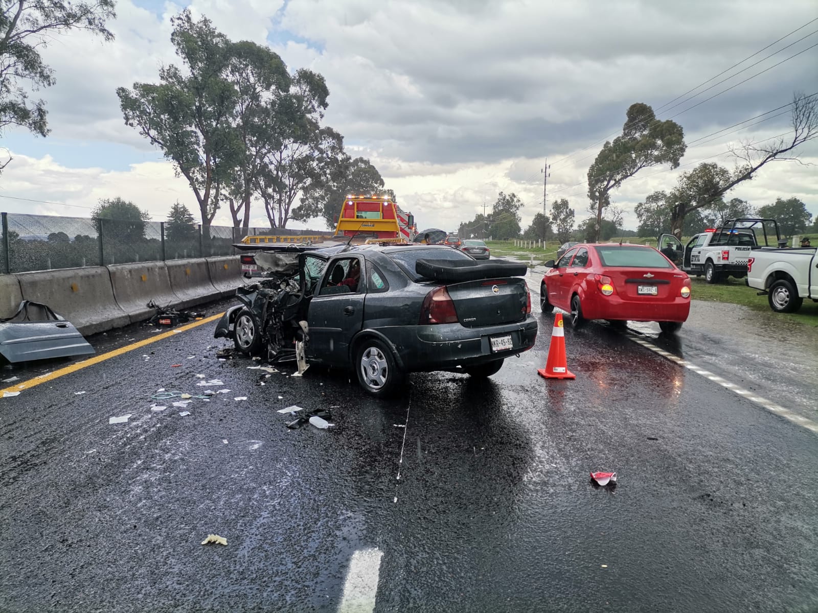 Muere hombre y mujeres tras impactar su automóvil contra una grúa, en la Apizaco-Huamantla