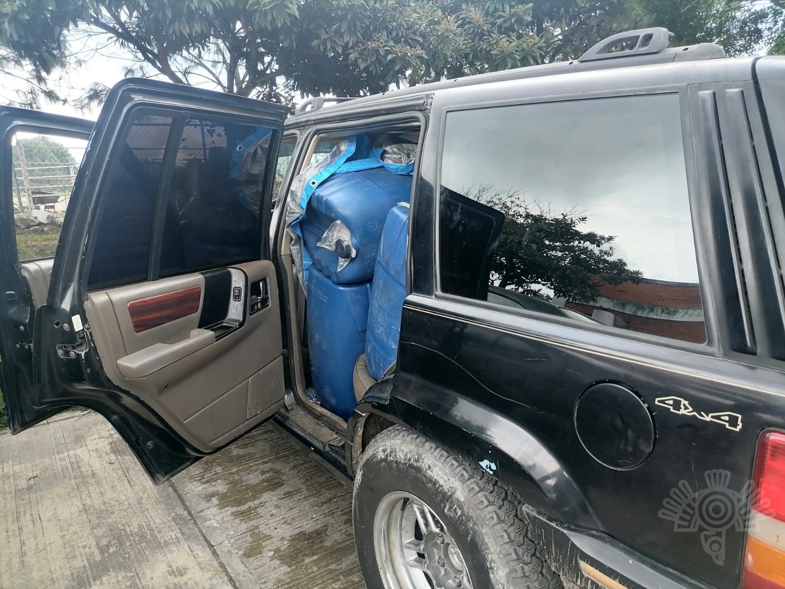 Policía recupera camioneta con 780 litros de "huachicol" en Huauchinango