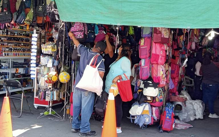 Padres de familia Tlaxcaltecas realizaron los últimos preparativos de inicio de clases de sus hijos