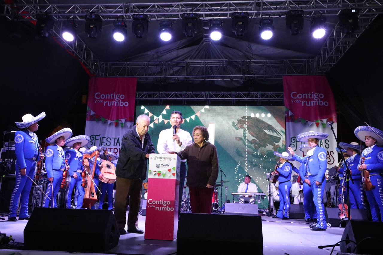 Ayuntamiento enciende alumbrado decorativo por fiestas patrias 