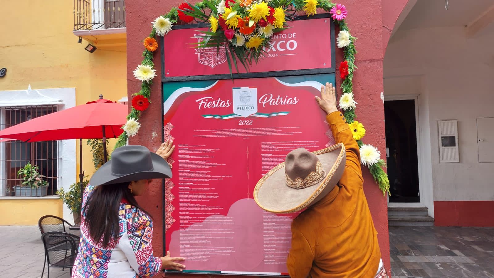 Comienza Atlixco con los festejos de septiembre, Ariadna Ayala realiza la pega del Bando Patrio