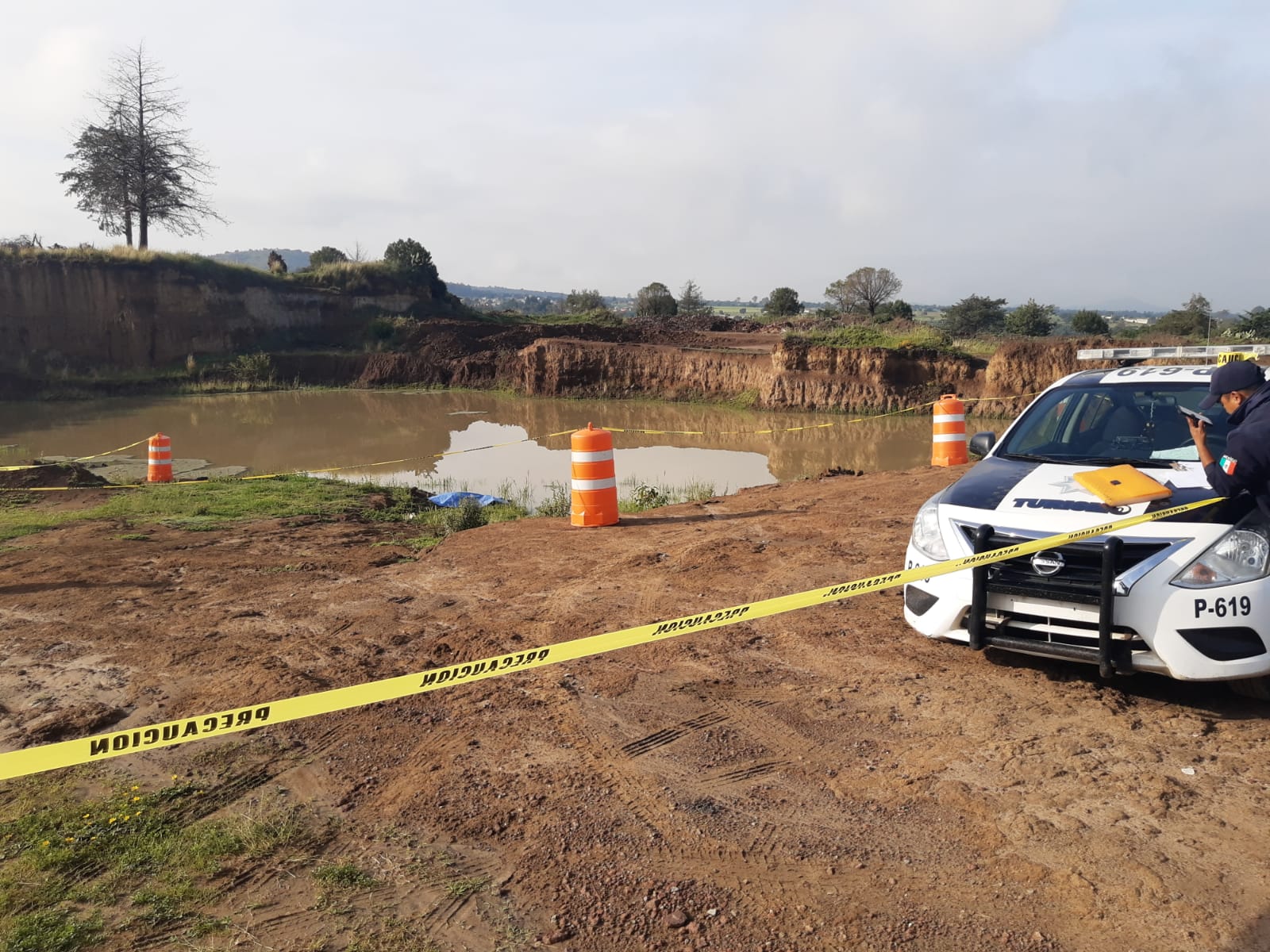 A orilla de un jagüey localizan cadáver de un hombre; se presume homicidio doloso