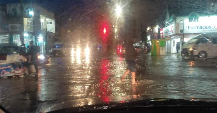  Torrencial lluvia deja inundado Apizaco, exigen a alcalde obra pública