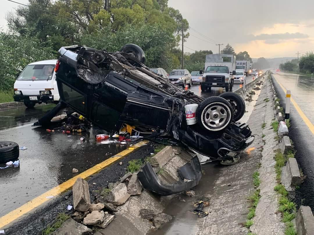 Vuelca camioneta sobre la autopista Tlaxcala-San Martín Texmelucan; conductor resulta lesionado