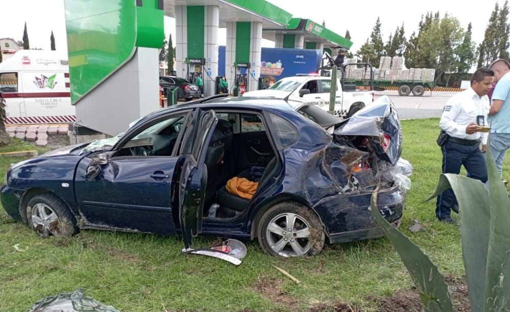 Automóvil pierde un neumático y vuelca sobre Libramiento Apizaco-Huamantla