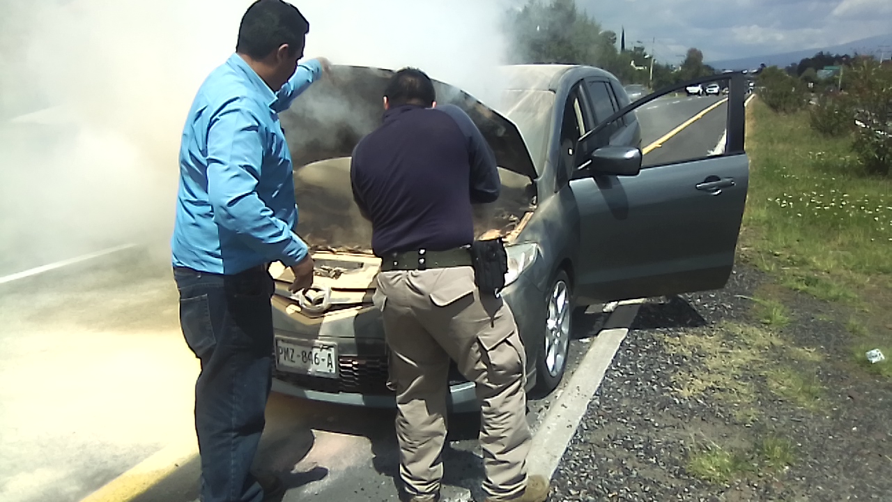 Corto circuito provoca incendio de automóvil en la autopista Tlaxcala-San Martín Texmelucan