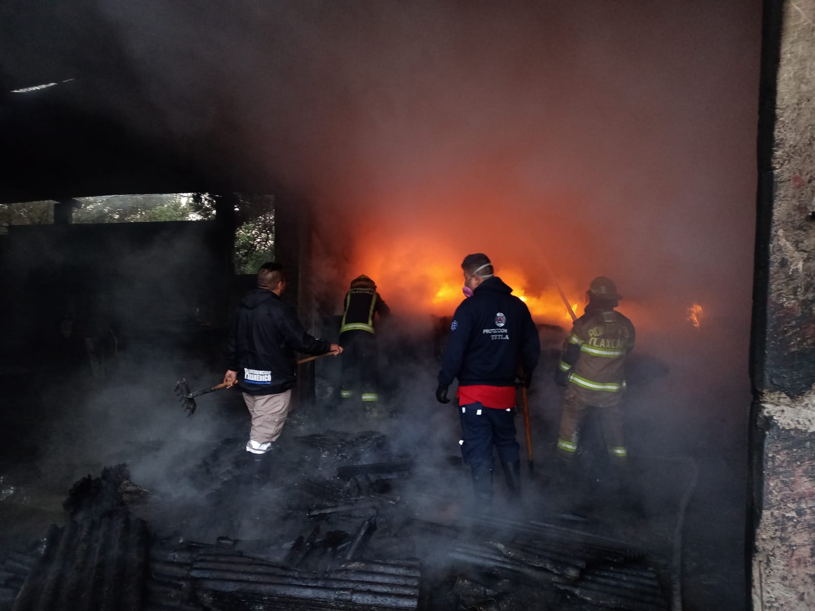 Fuego consume parte de una cartonera, en Tetla de la Solidaridad