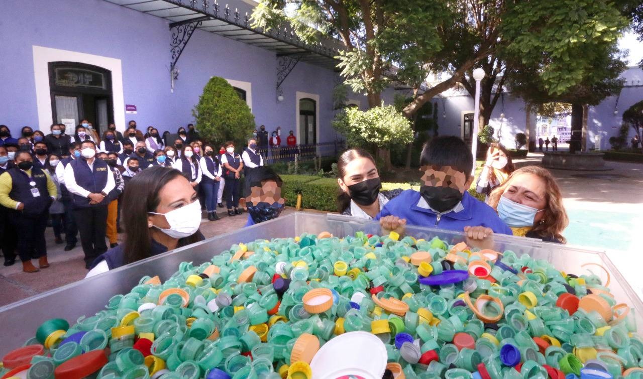 Entrega SEDIF tapitas plásticas a Fundación Amanc a favor de niños con cáncer