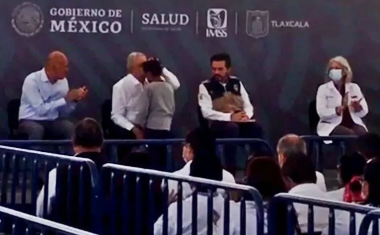 Hijo del presidente de comunidad de Tlalcuapan entrega petición a AMLO