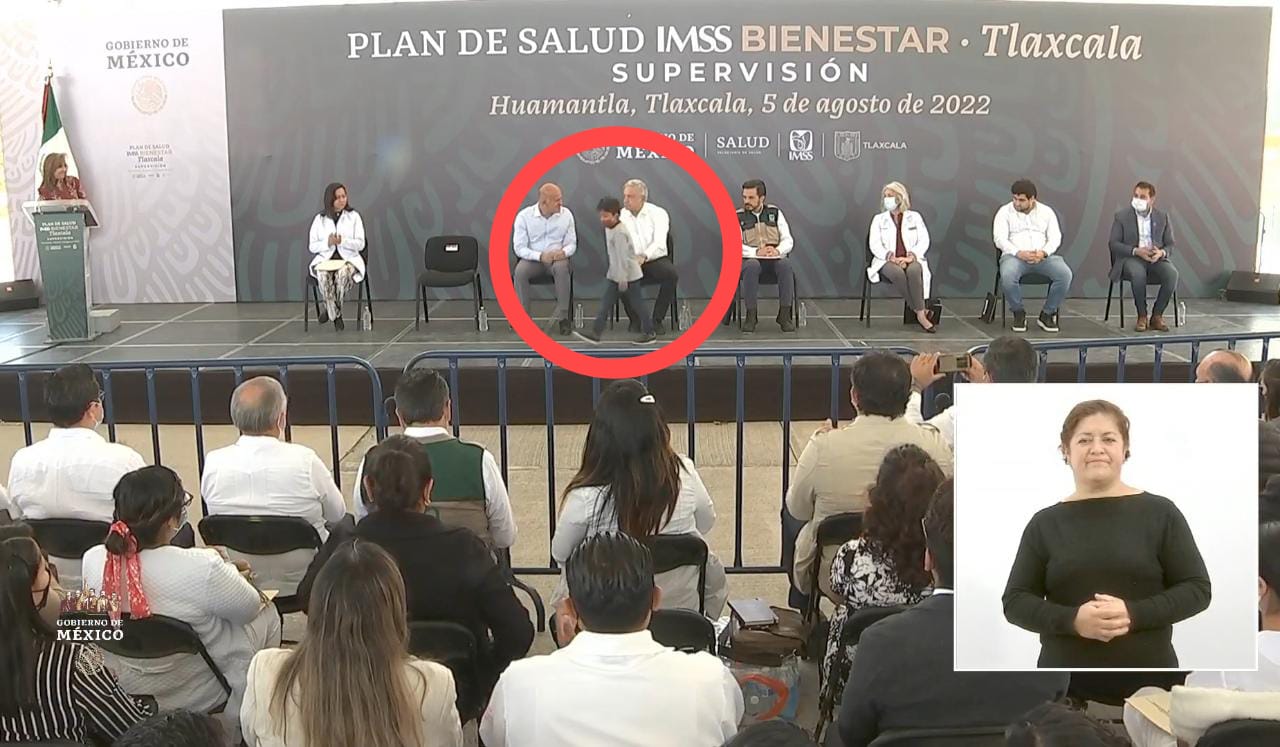 ¡Sorprendente! Niño de Tlalcuapan se escabulle y entrega oficio a AMLO