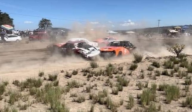 Fatal accidente en carrera de carcachas, impacta 3 personas, una fallece