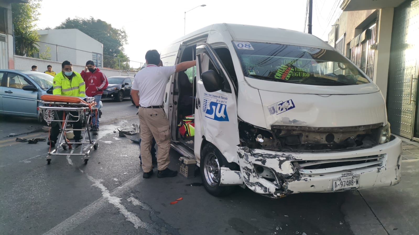 Chocan coche y unidad de transporte; hubo al menos 5 lesionados