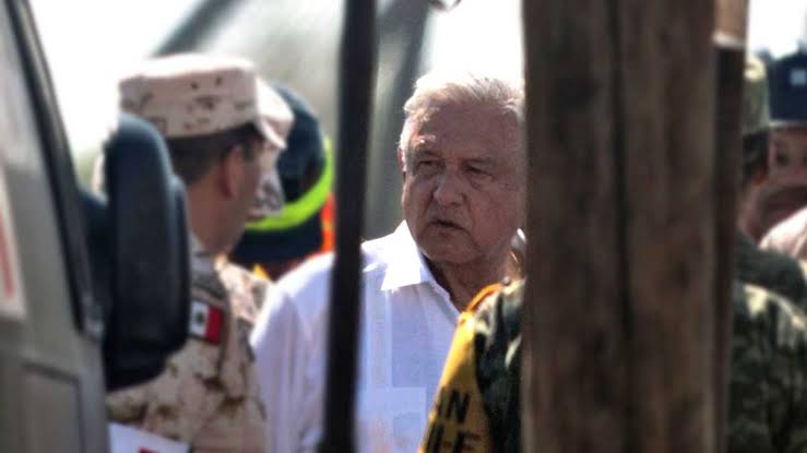 AMLO llega a instalaciones de la mina en Coahuila donde permanecen mineros atrapados