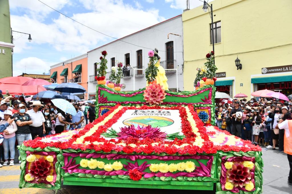 Disfrutan familias en Huamantla fiesta multicolor en el Desfile De La Dalia