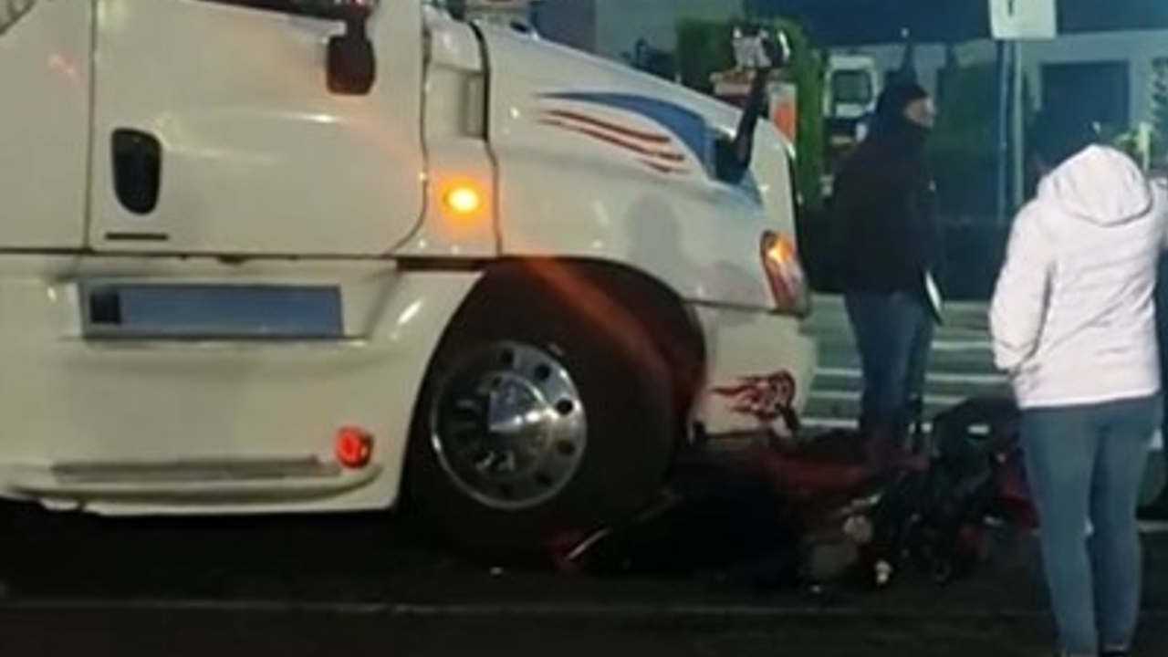 En el Parque FINSA; Un tráiler arrolló a motociclista