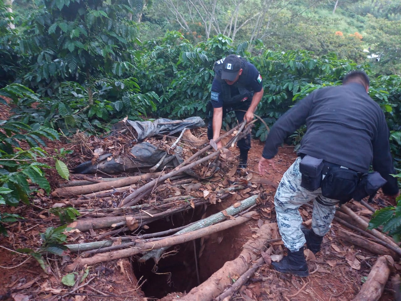 Guardia Nacional halla socavón con toma clandestina en Jalpan Puebla