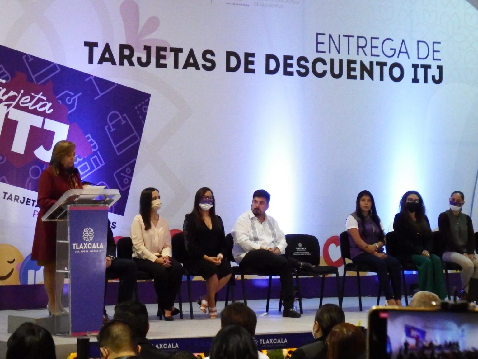 Entrega LCC tarjetas de descuento ITJ a jóvenes de los 60 municipios