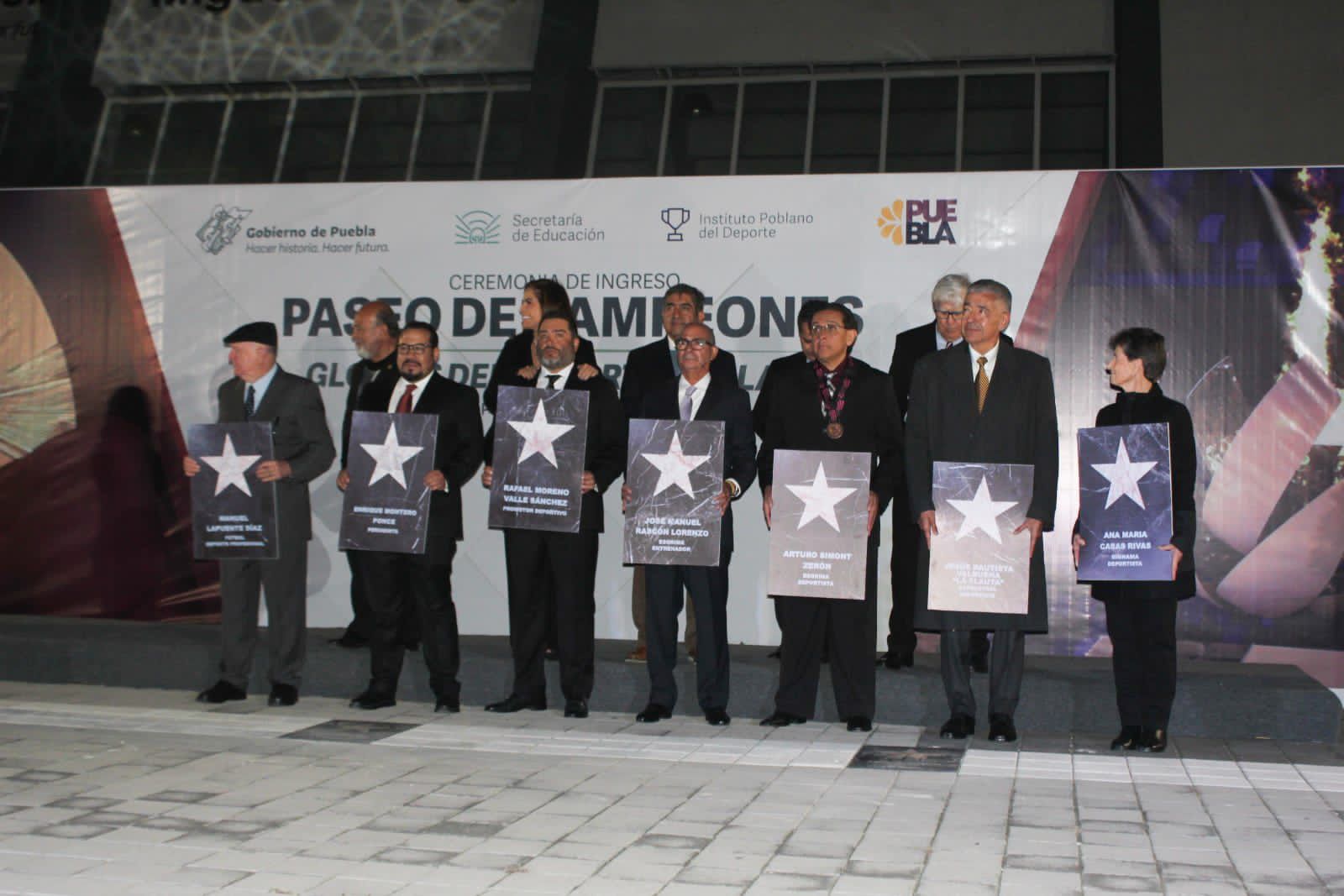 Reconocen a leyendas del deporte poblano en el Paseo de Campeones 2022 