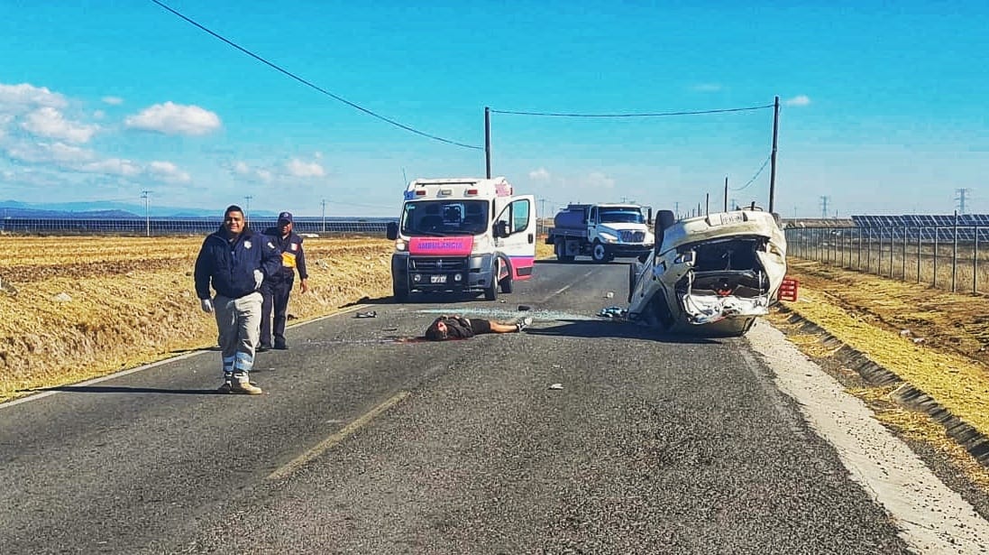Muere mujer tras volcar su automóvil, en Hueyotlipan 