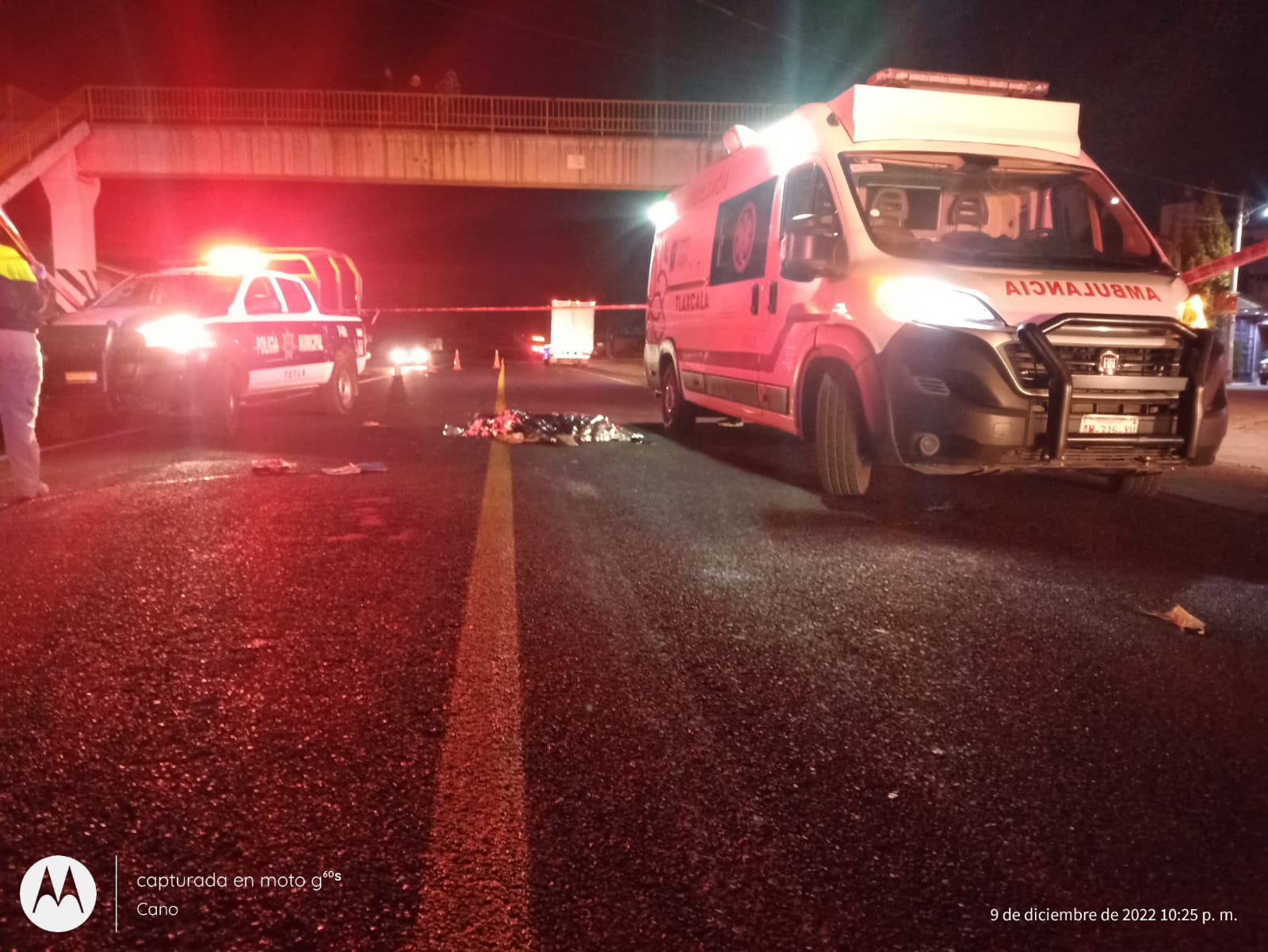 A escasos metros de puente peatonal, muere hombre atropellado