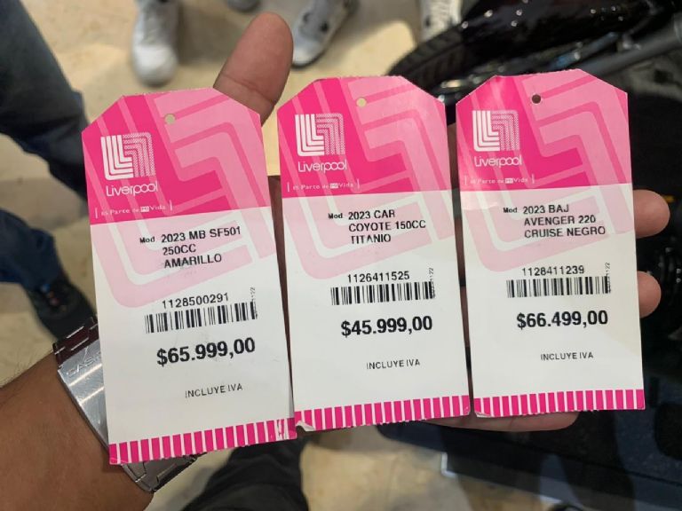 Compradores exigen a tienda Liverpool vender motocicletas en 65 pesos, tal como anunciaron en su etiqueta