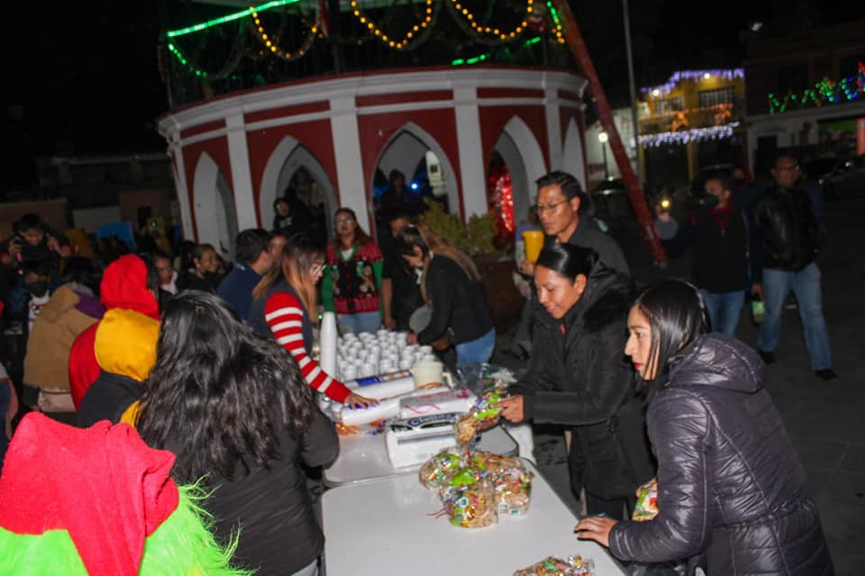 Llega navidad a Calpan con el encendido del árbol 