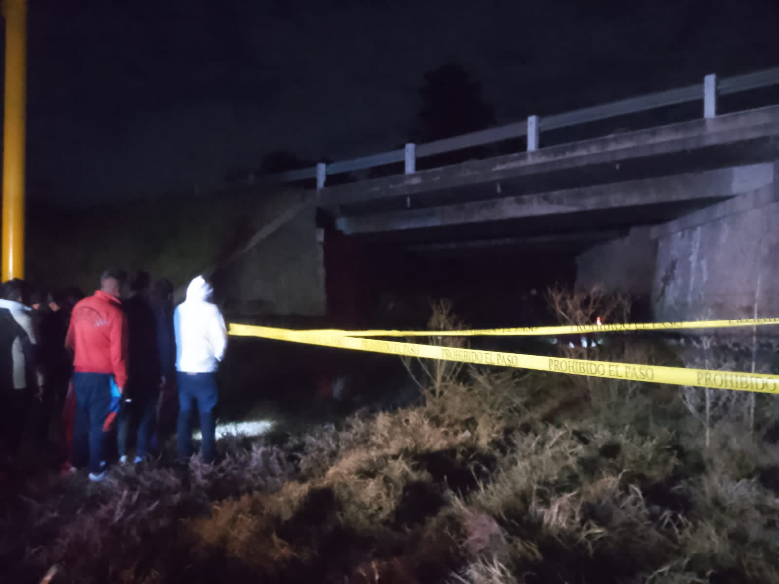 Caen motociclistas desde lo alto de un puente y mueren al instante, en Teolocholco