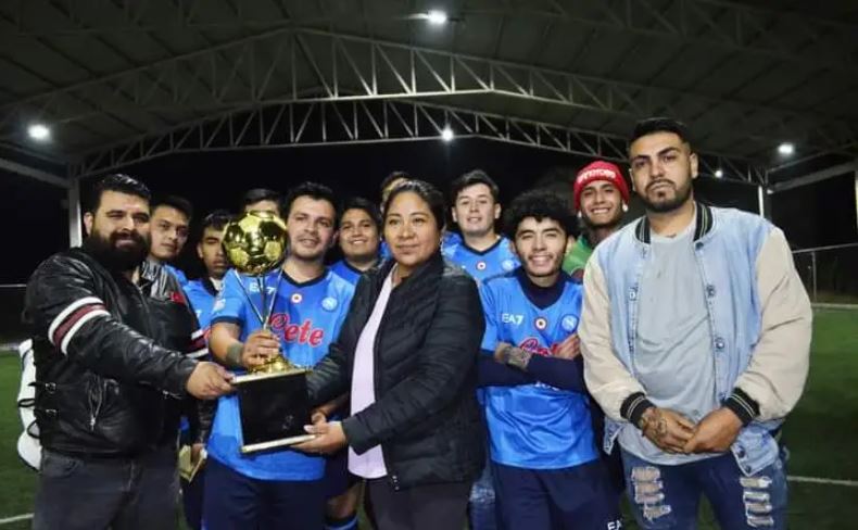 Alcaldesa de Amaxac entrega trofeos a ganadores de la liga AMAXAC RETRO MX.