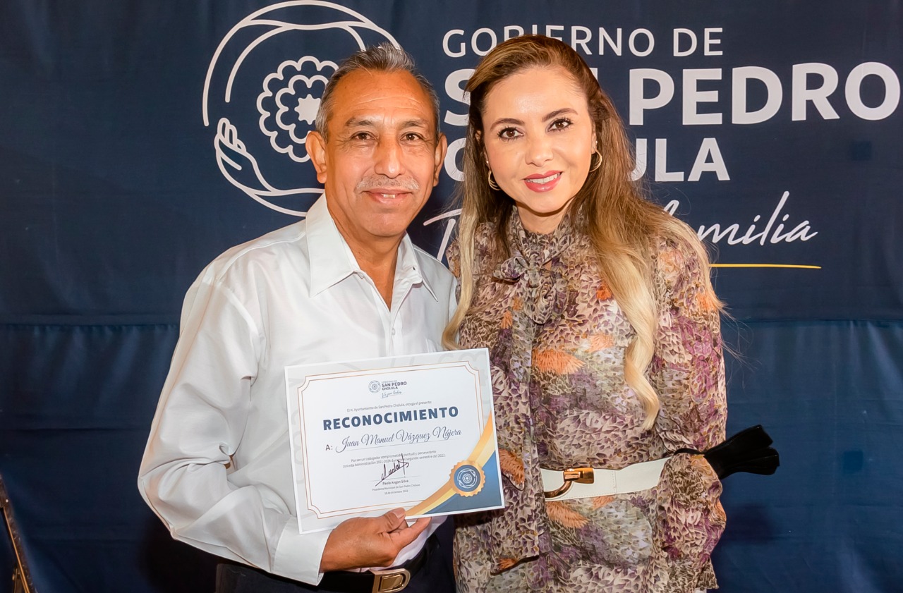 Premia Paola Angon a policía héroe y 15 servidores públicos más 