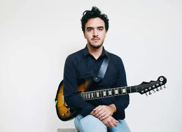 un hombre con una guitarra a779345b
