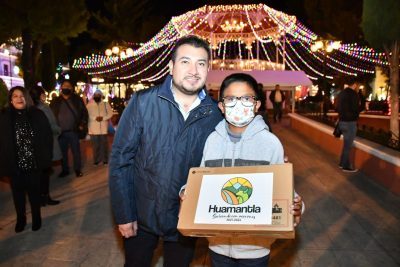 Alcalde de Huamantla entrega computadoras a estudiantes con mejores promedios