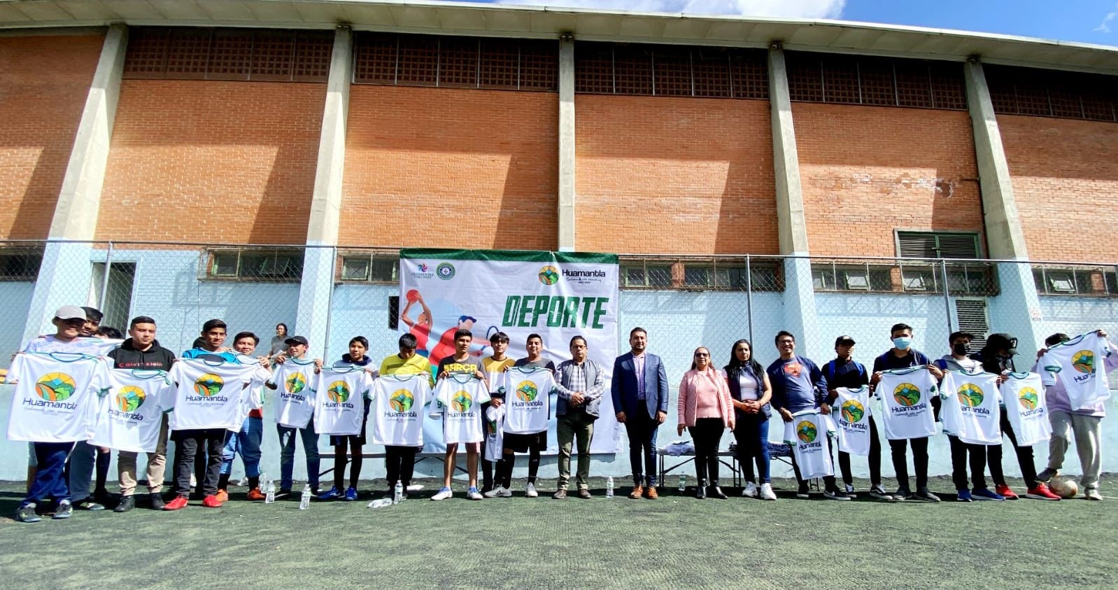 Salvador Santos entrega uniformes a equipos deportivos locales