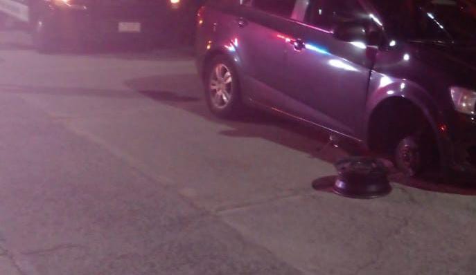 Frenan vecinos de Chiautempan robo a llantas de vehículo