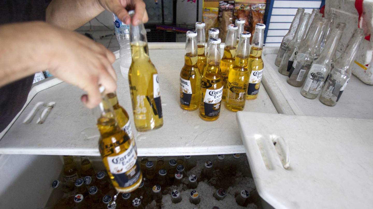 Celebra Eduardo Rivera cambios al Coremun que prohíben la venta de alcohol a menores en salones